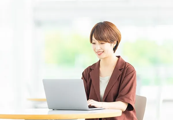 世界中どこからでも受けられるオンライン専用ケア
